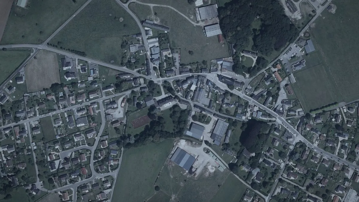 Vue aérienne du bourg de Préaux : la résidence, rue des Champs, et le chemin à pied par la rue du Bourg jusqu’à la pharmacie, la boulangerie, la supérette et la mairie